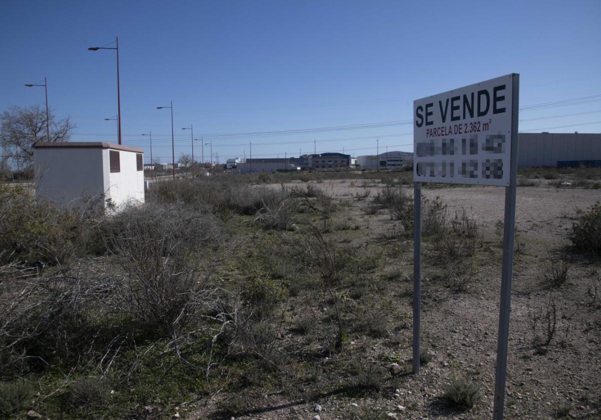 Una parcela con un cartel de «Se vende», en el polígono industrial Los Camachos, propiedad de un empresario.