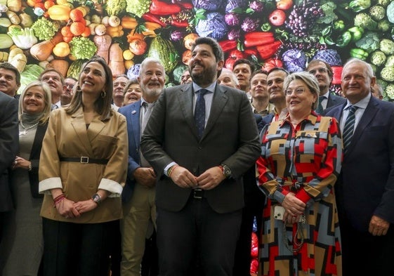 El presidente, López Miras, y la consejera, Sara Rubira, posan ayer con parte de la delegación murciana en Berlín.