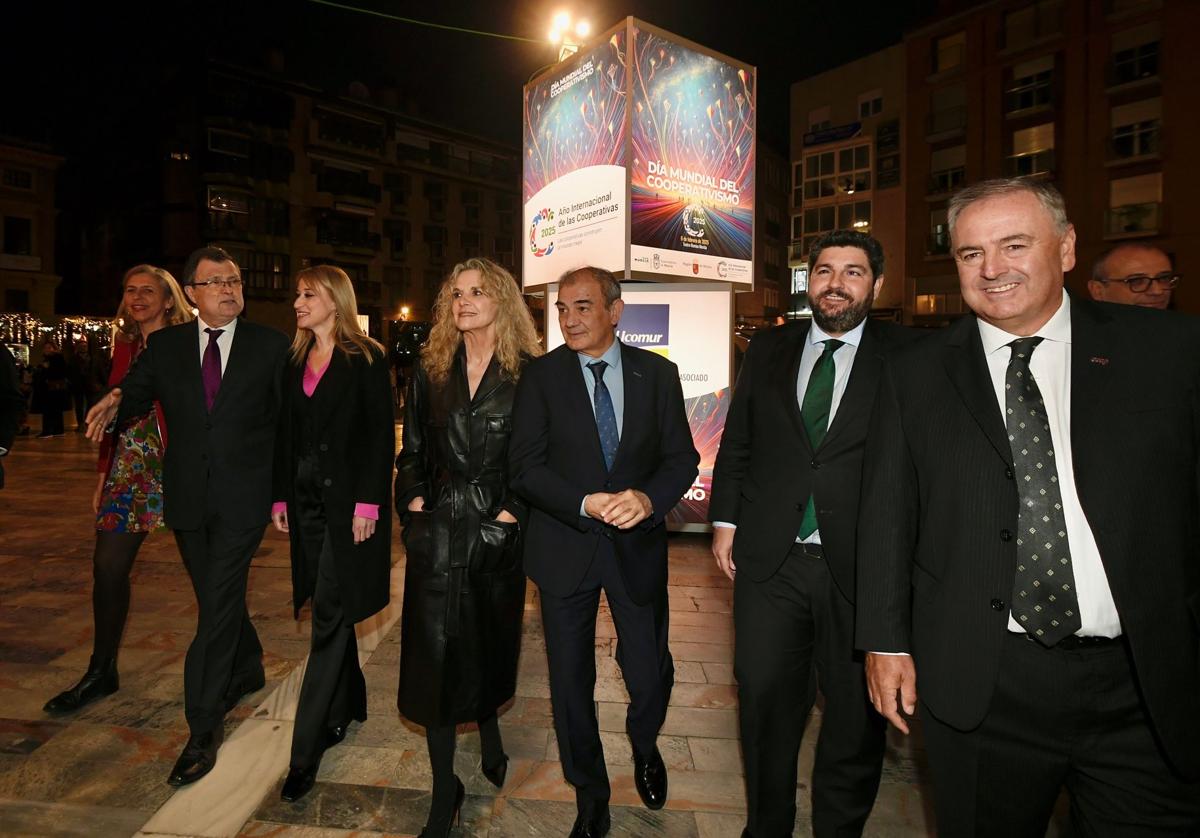 Las autoridades, a su llegada a la gala celebrada en el Teatro Romea.