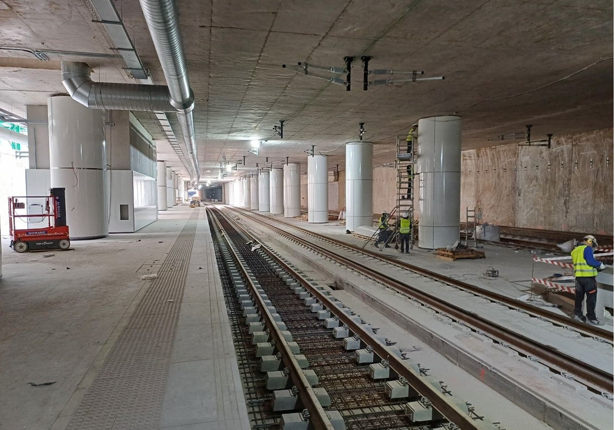 Obras de montaje de las vías y acabado de los andenes en la nueva estación soterrada de Murcia del Carmen.