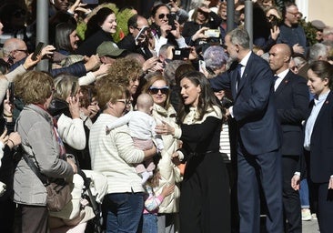 Los Reyes saludan a vecinos que han acudido a recibirlos a su llegada a Caravaca.