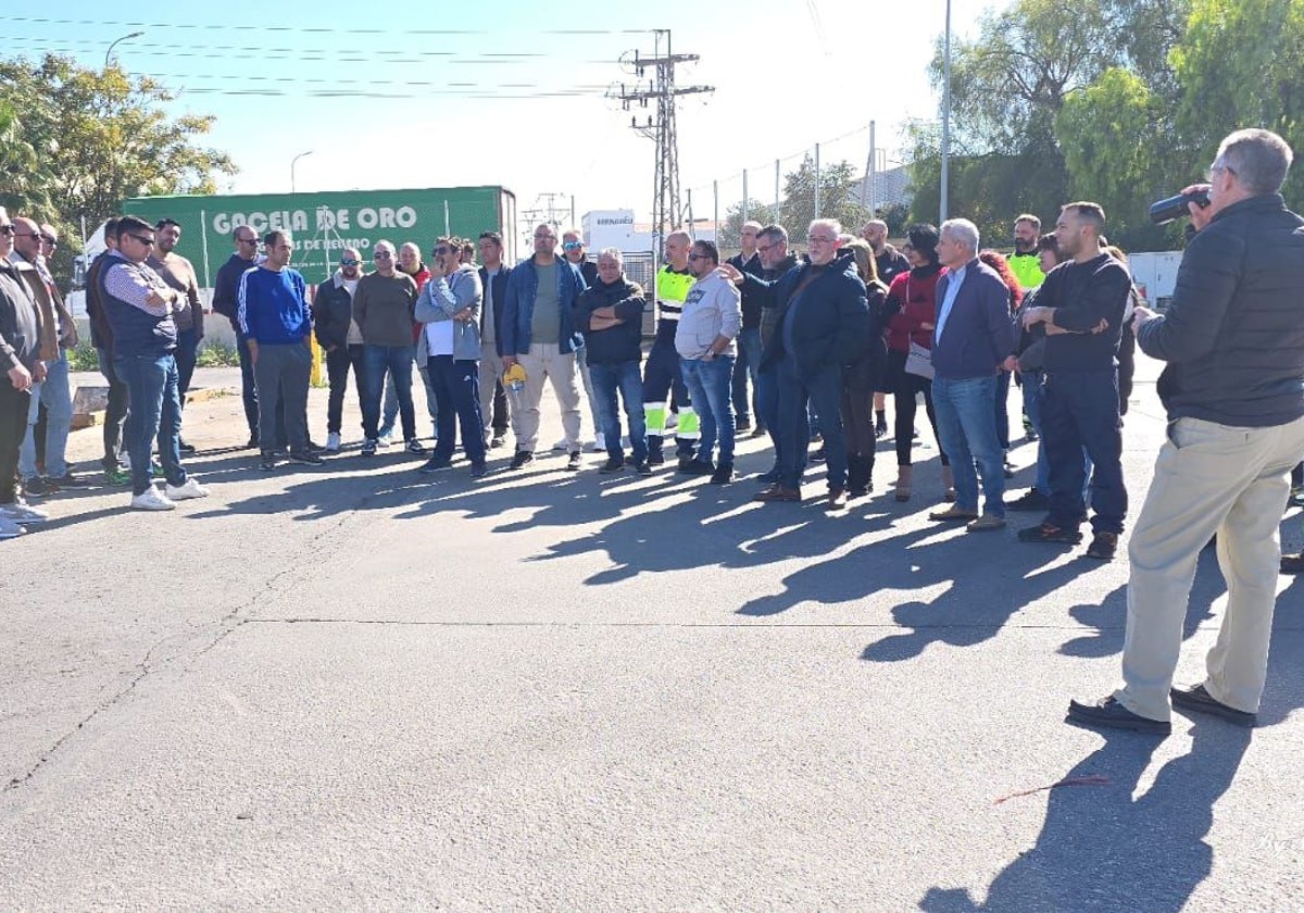 Una parte de los trabajadores se ha reunido este jueves para decidir qué medidas tomar