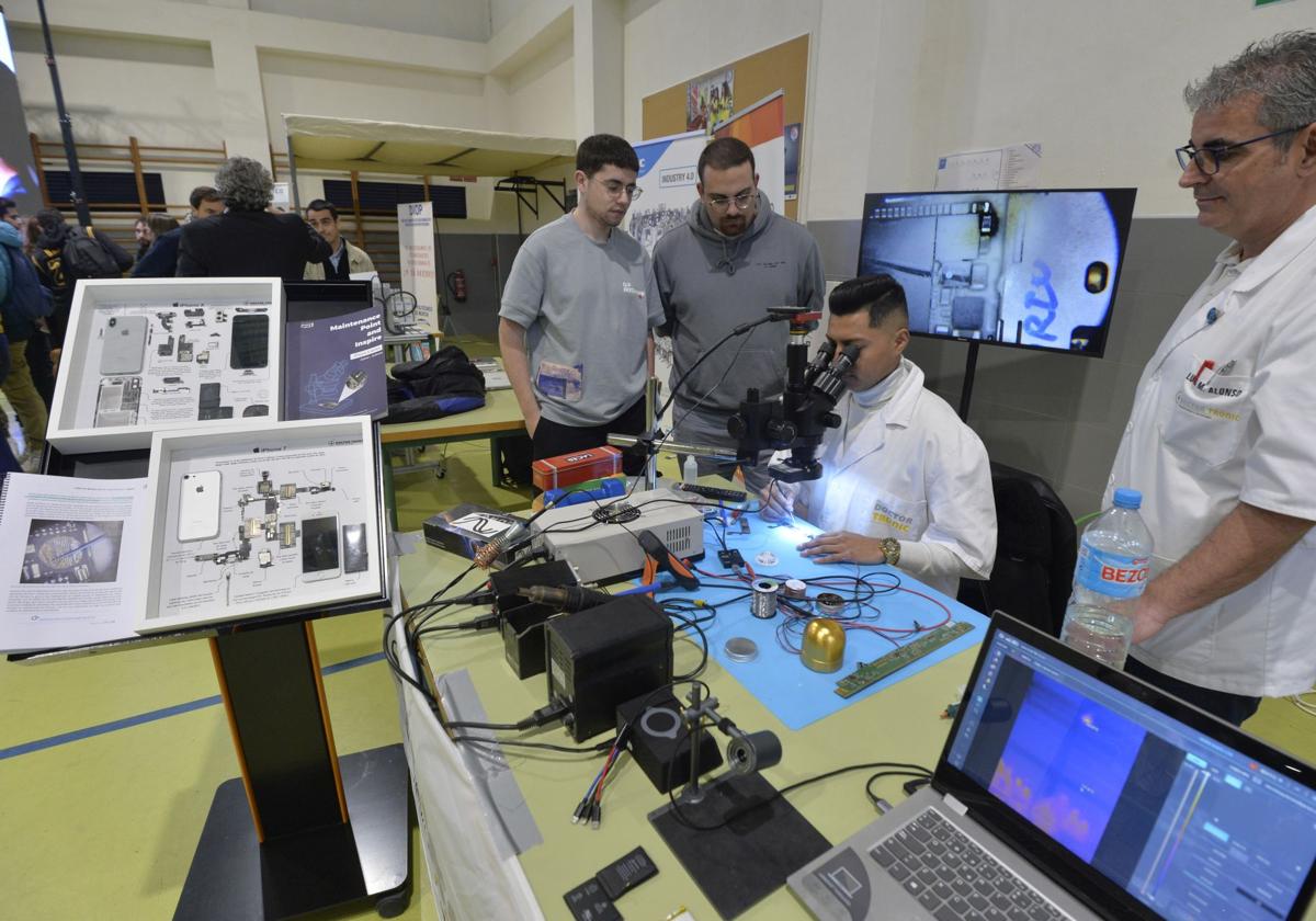 Alumnos y docentes del IES Politécnico de Murcia, en unas jornadas de emprendimiento.