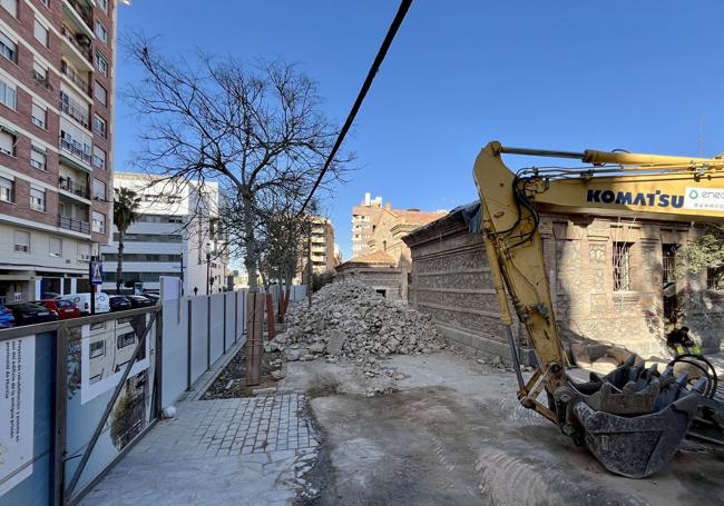 Paralización de los trabajos de derribo del muro, este martes.