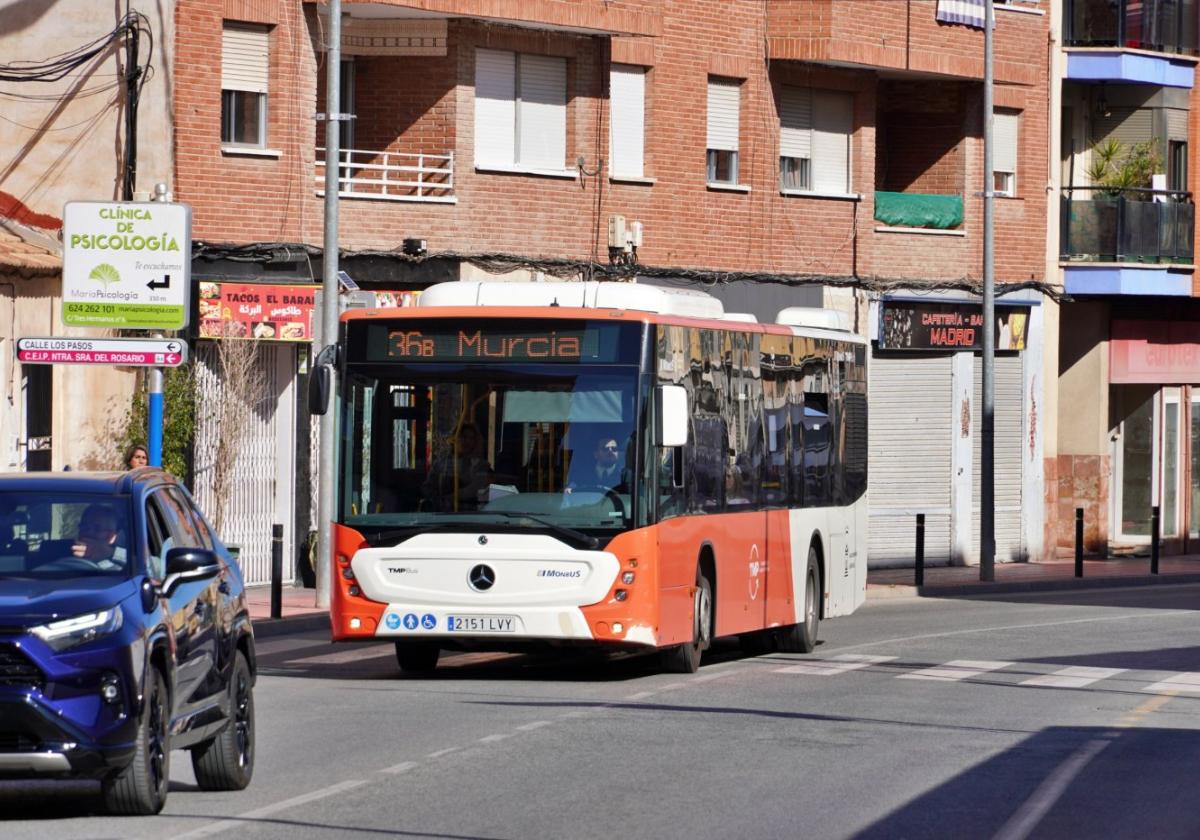 Un autobús de la línea a Murcia recorre la carretera de Santomera.