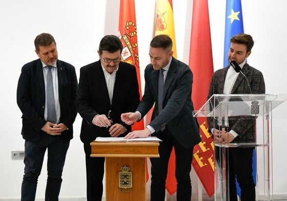 El concejal Noguera y el director de la Vuelta a Murcia, Francisco Guzmán, firmando ayer un convenio de colaboración.