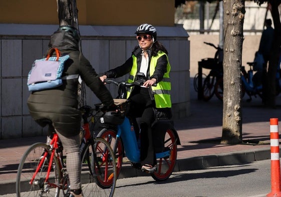 Recorrido por el tramo decarril bici de la avenidaRector José Loustau, ayer.