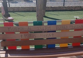 Pintada xenófoba en un banco de Molina.