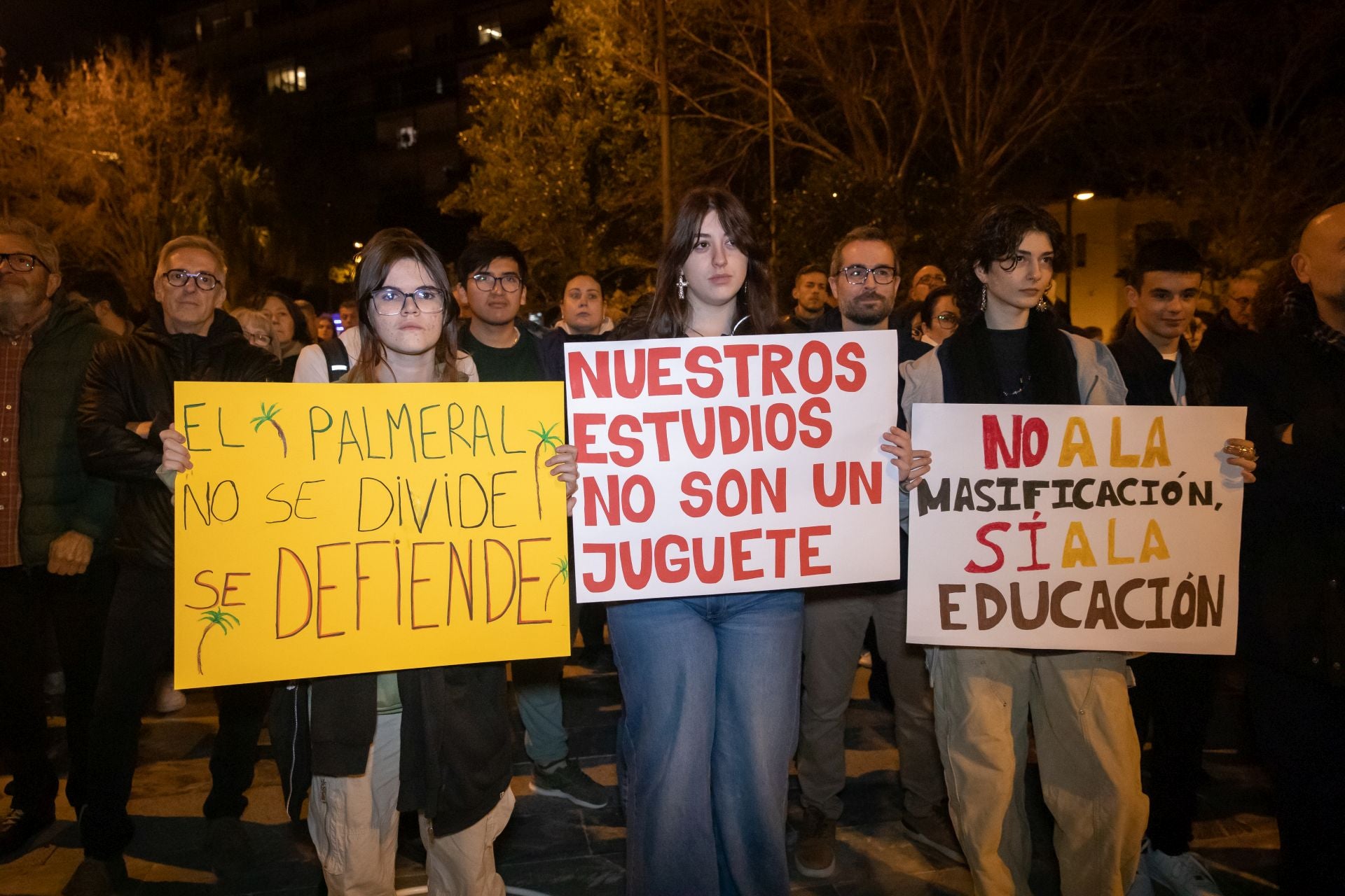 Concentración por el cierre de la ESO y Bachillerato en el IES El Palmeral