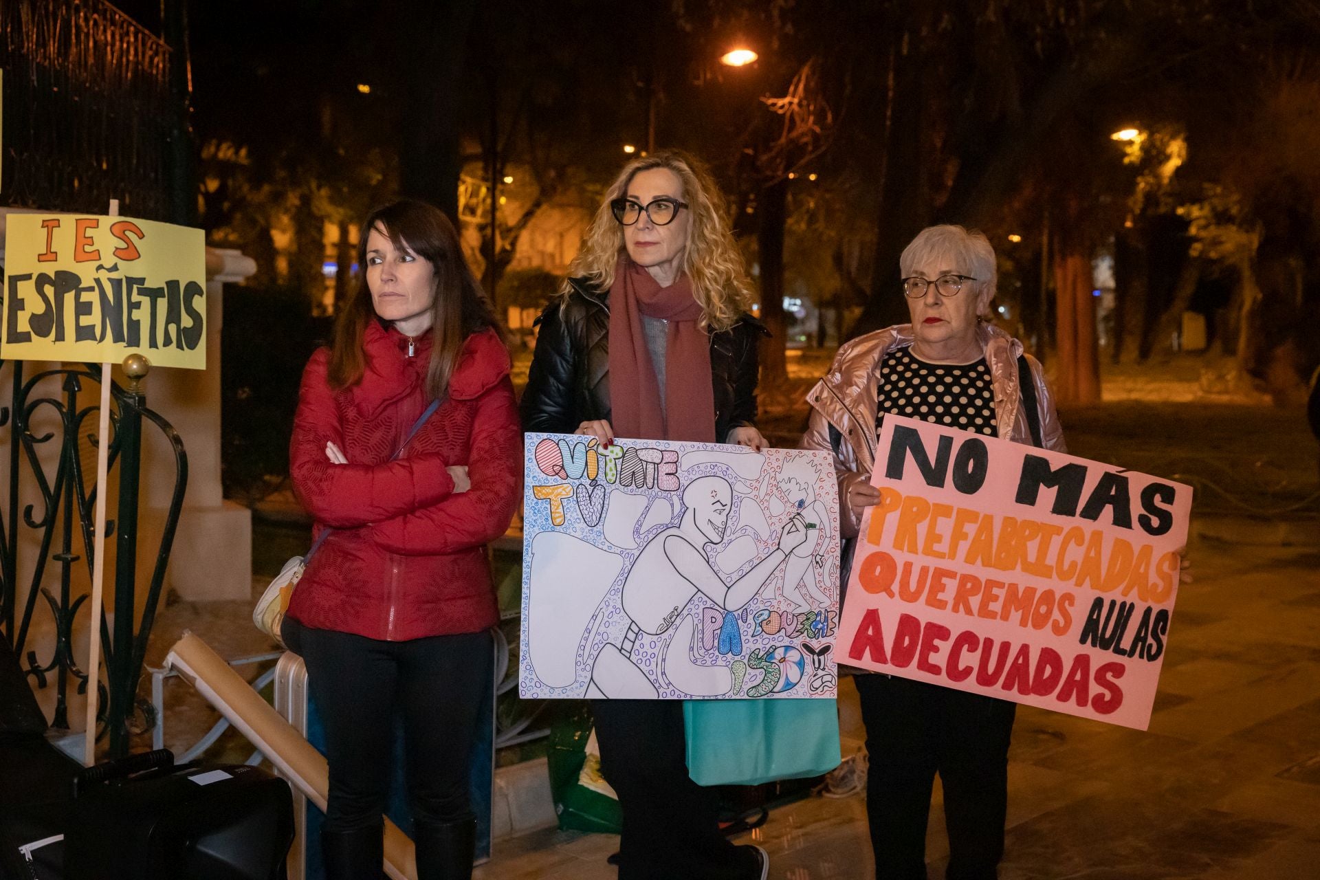 Concentración por el cierre de la ESO y Bachillerato en el IES El Palmeral