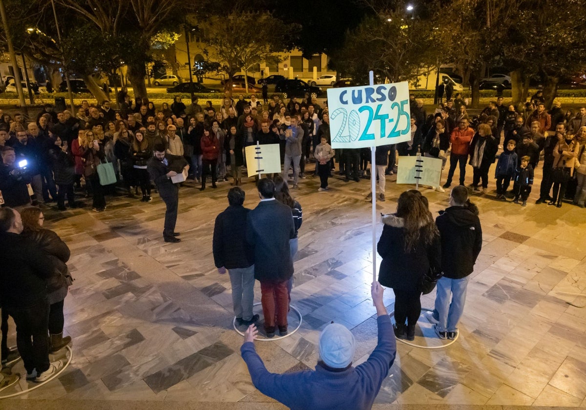 Concentración por el cierre de la ESO y Bachillerato en el IES El Palmeral