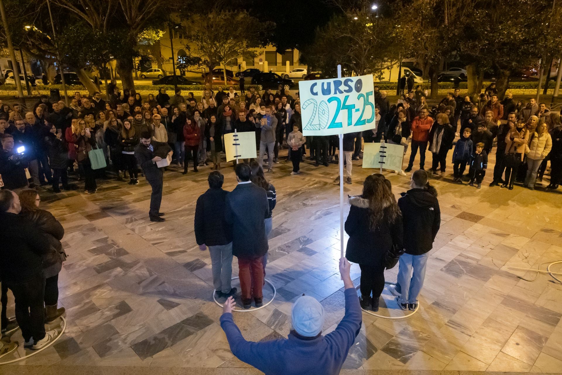 Concentración por el cierre de la ESO y Bachillerato en el IES El Palmeral