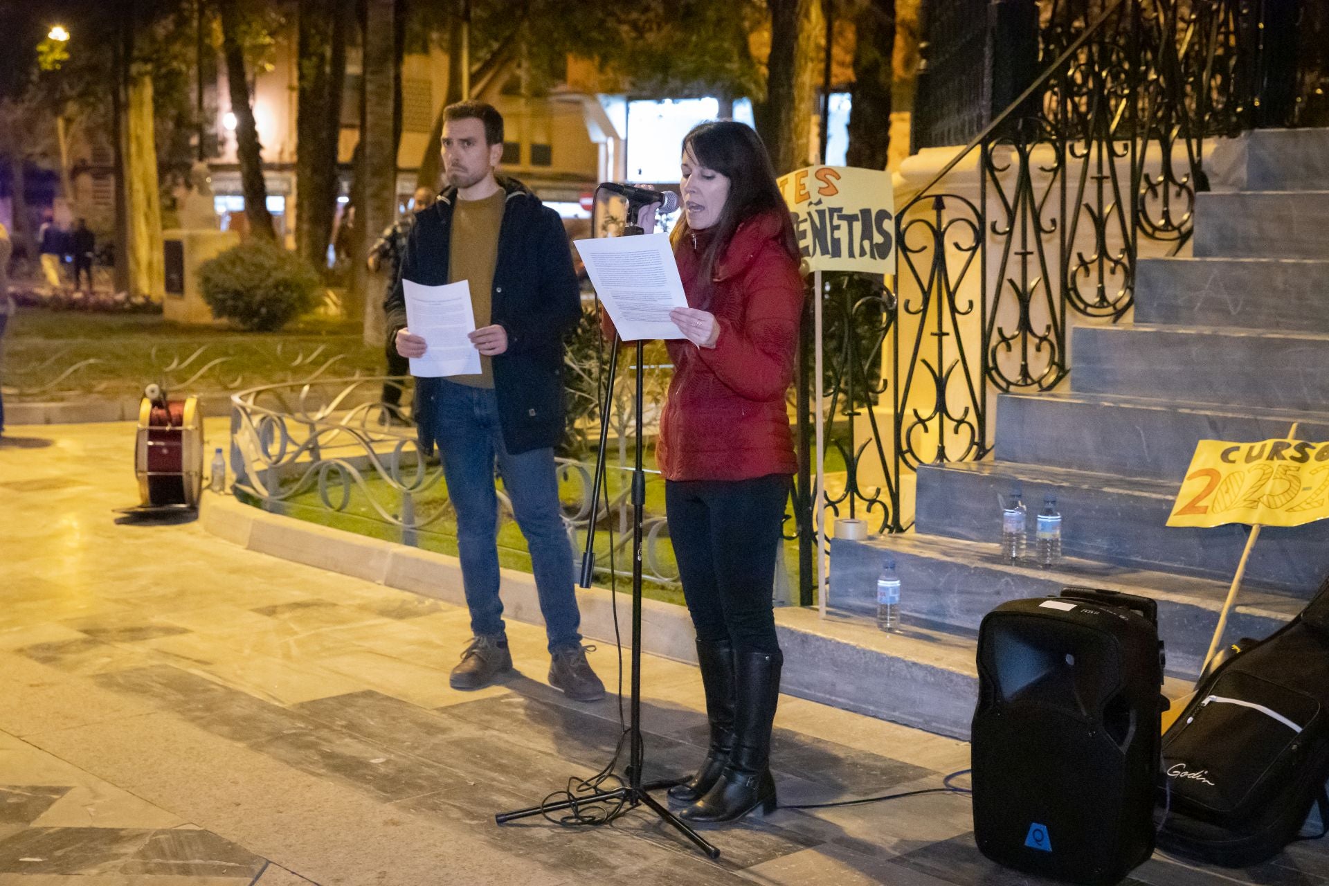 Concentración por el cierre de la ESO y Bachillerato en el IES El Palmeral