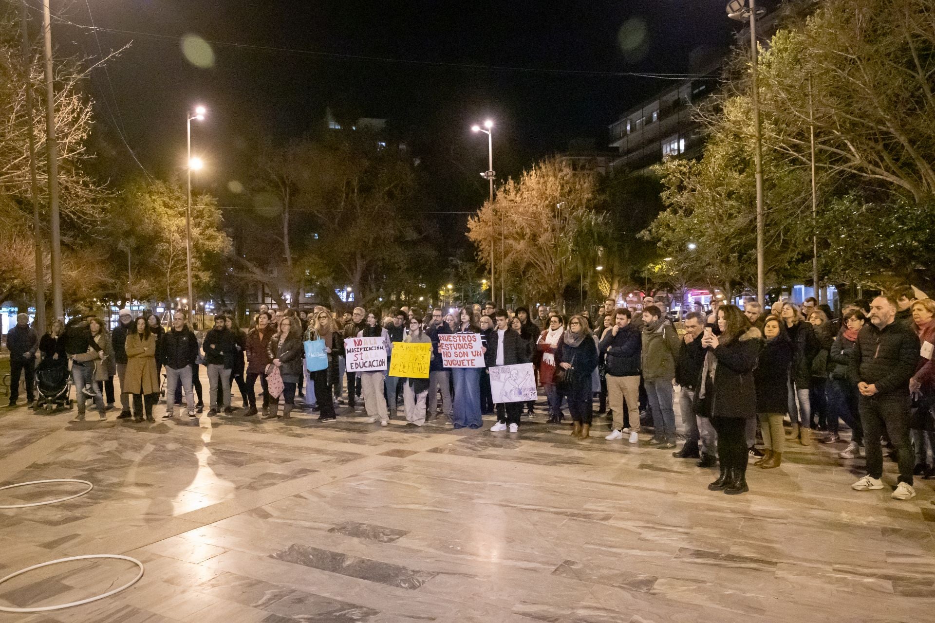 Concentración por el cierre de la ESO y Bachillerato en el IES El Palmeral