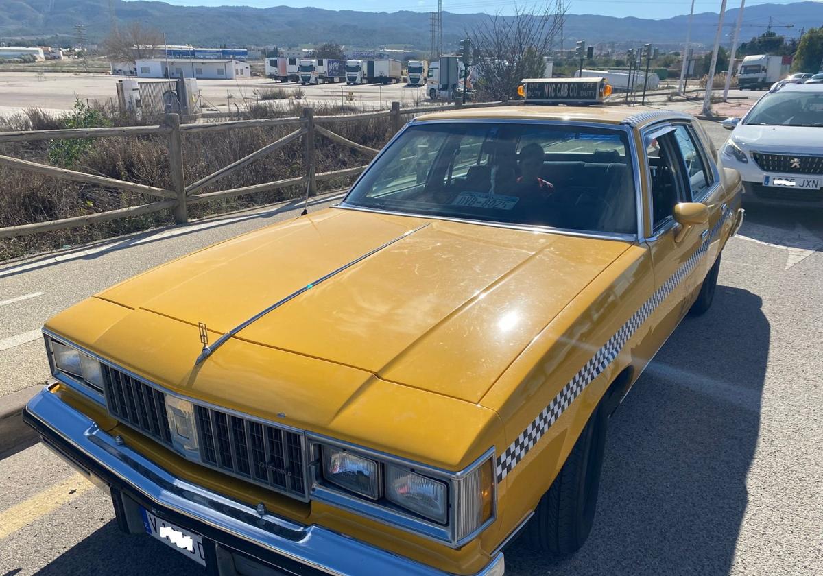 Un taxi neoyorquino circula por Murcia.