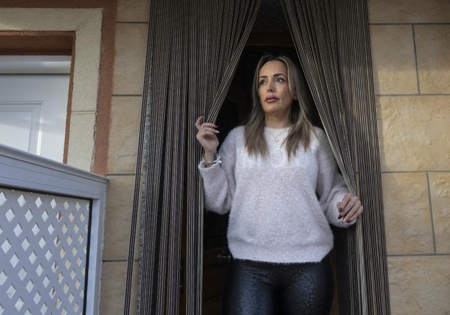 Carmen Gil, en la puerta de la vivienda de sus padres.