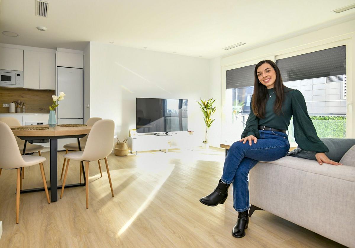 Elena, una joven médica de 28 años, en el salón del piso que acaba de comprar junto a la plaza de los Cubos, en la zona norte de Murcia.