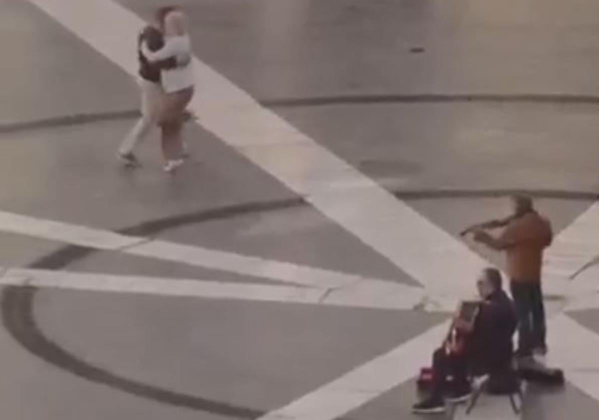 Una pareja baliando frente a la Catedral de Murcia.