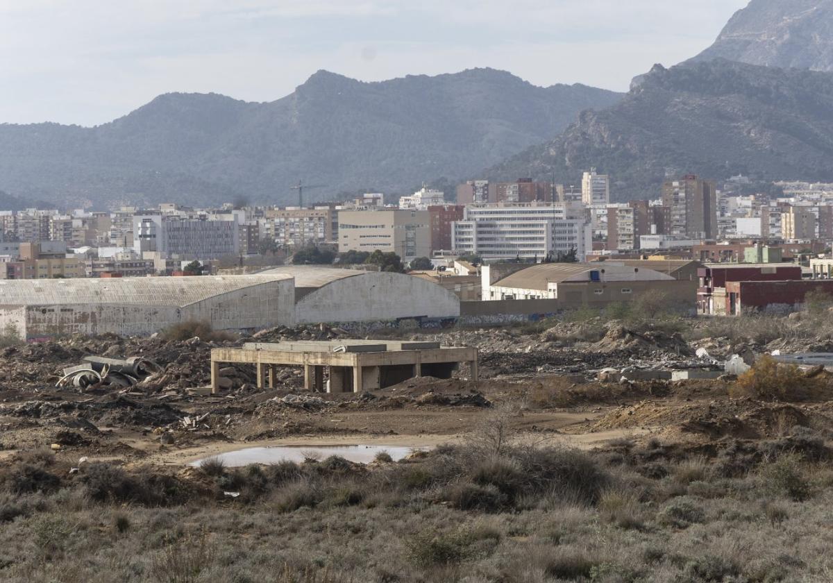 Terrenos de la antigua factoría de Española del Zinc, con Cartagena al fondo, donde se acumulan principalmente escombros.