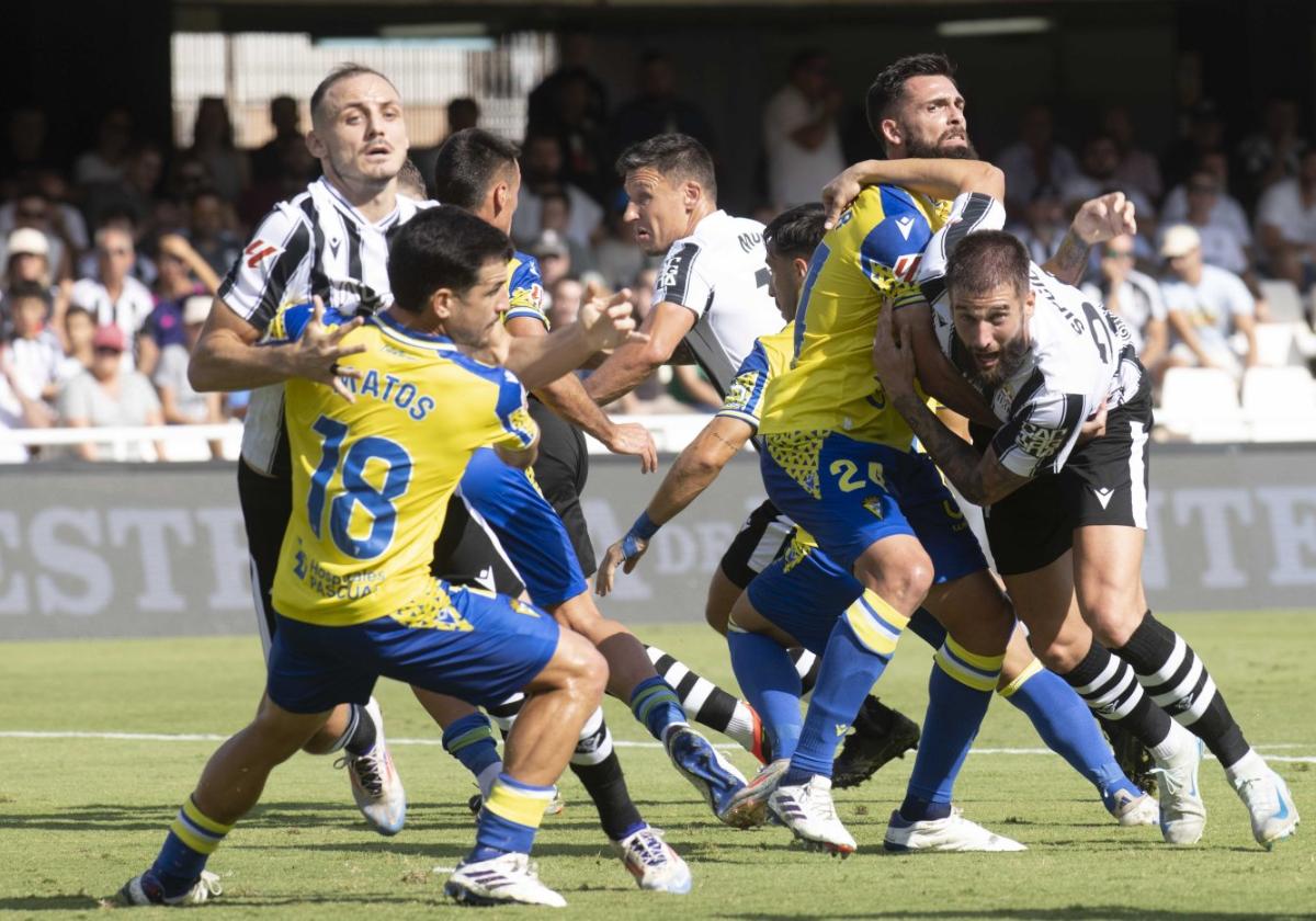 Vukcevic, Musto y Sipcic, en una disputa con Matos y Glauder durante el partido de ida en el Cartagonova.