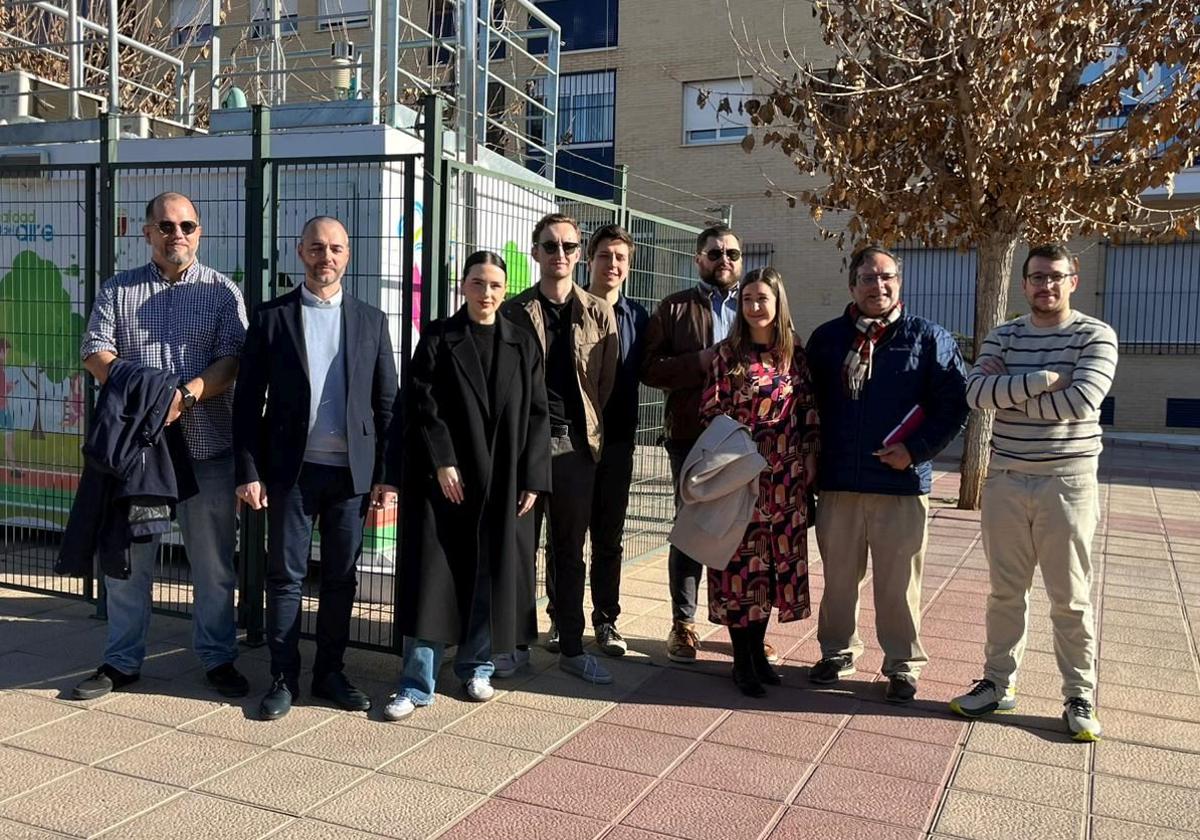 El director general de Medio Ambiente, Juan Antonio Mata, acompaña Francisco Marín, investigador de la UMU y a Łukasz Kuźma, investigador de la universidad polaca de Białystok, en la visita a la estación de calidad del aire de San Basilio.