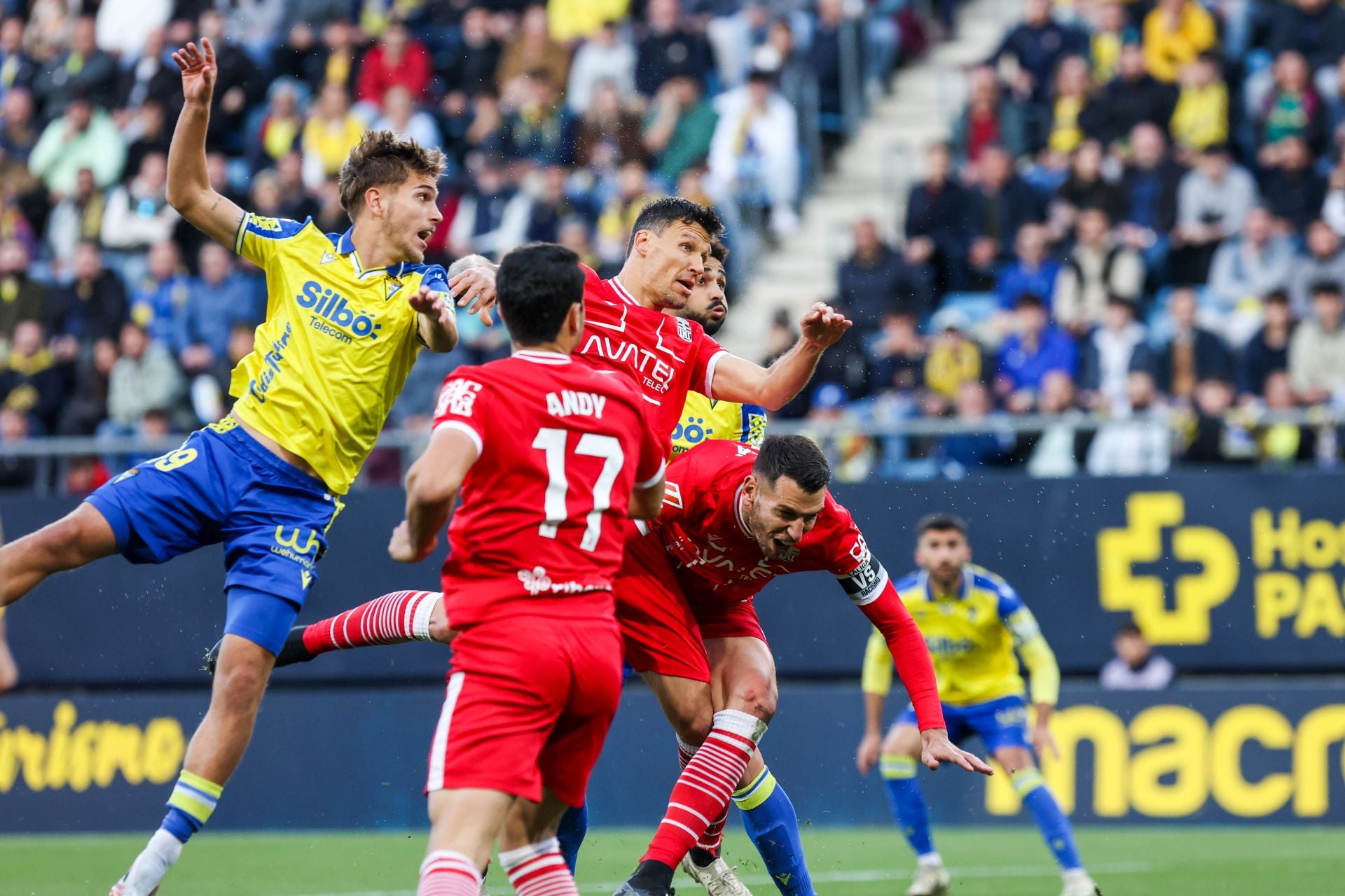 La derrota del Cartagena frente al Cádiz, en imágenes