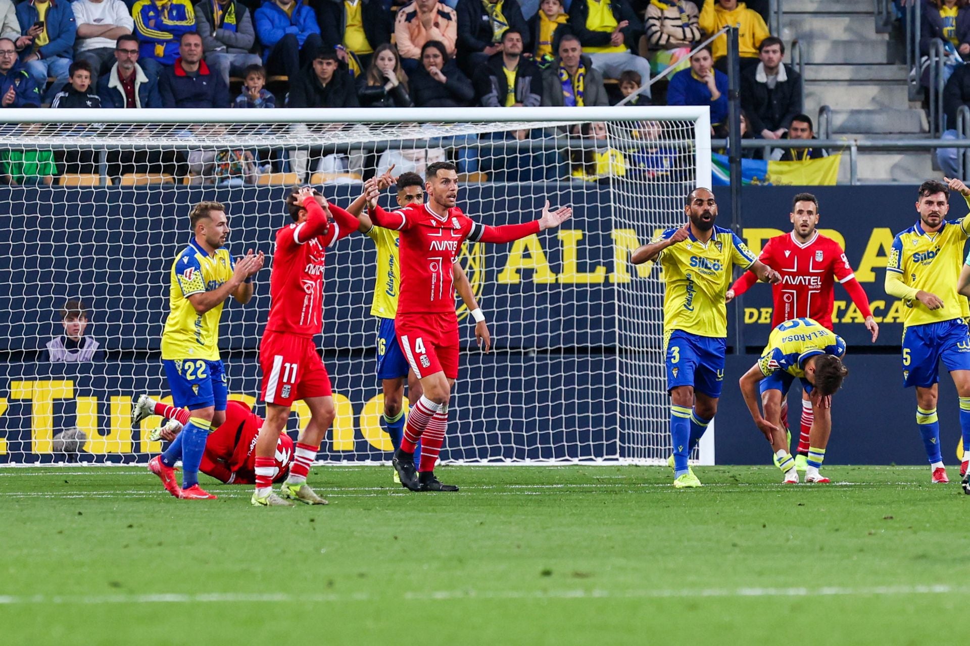 La derrota del Cartagena frente al Cádiz, en imágenes