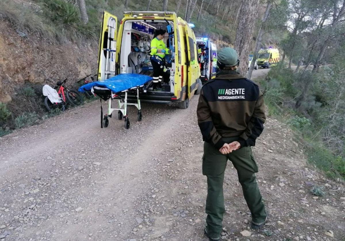 El ciclista, siendo atendido tras la caída.