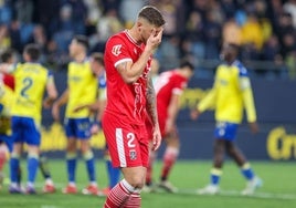 Jorge More se lamenta mientras los futbolistas del Cádiz celebran un gol.