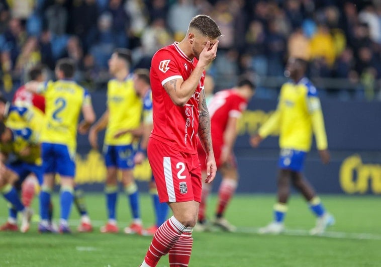 Jorge More se lamenta mientras los futbolistas del Cádiz celebran un gol.