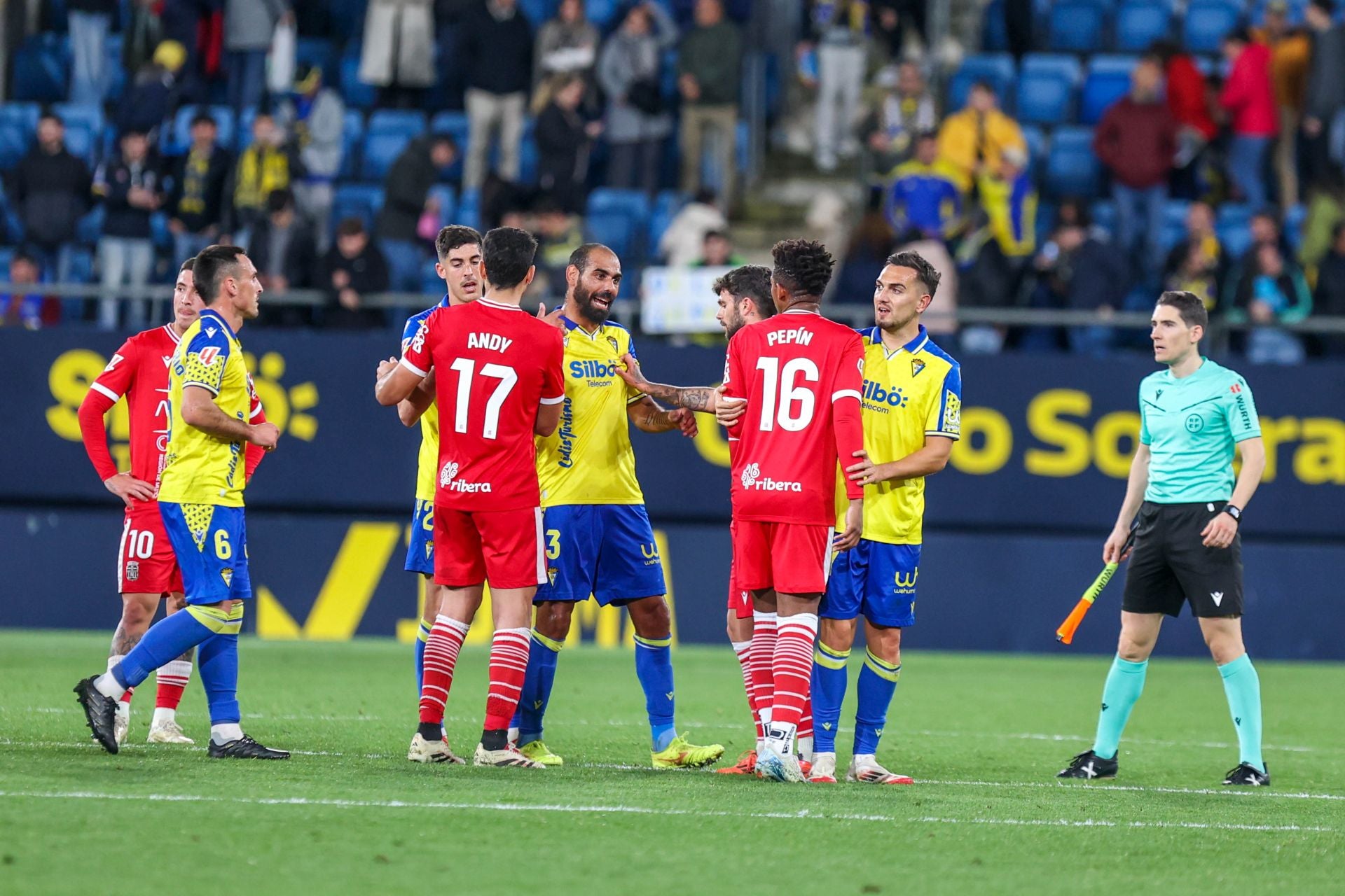 La derrota del Cartagena frente al Cádiz, en imágenes