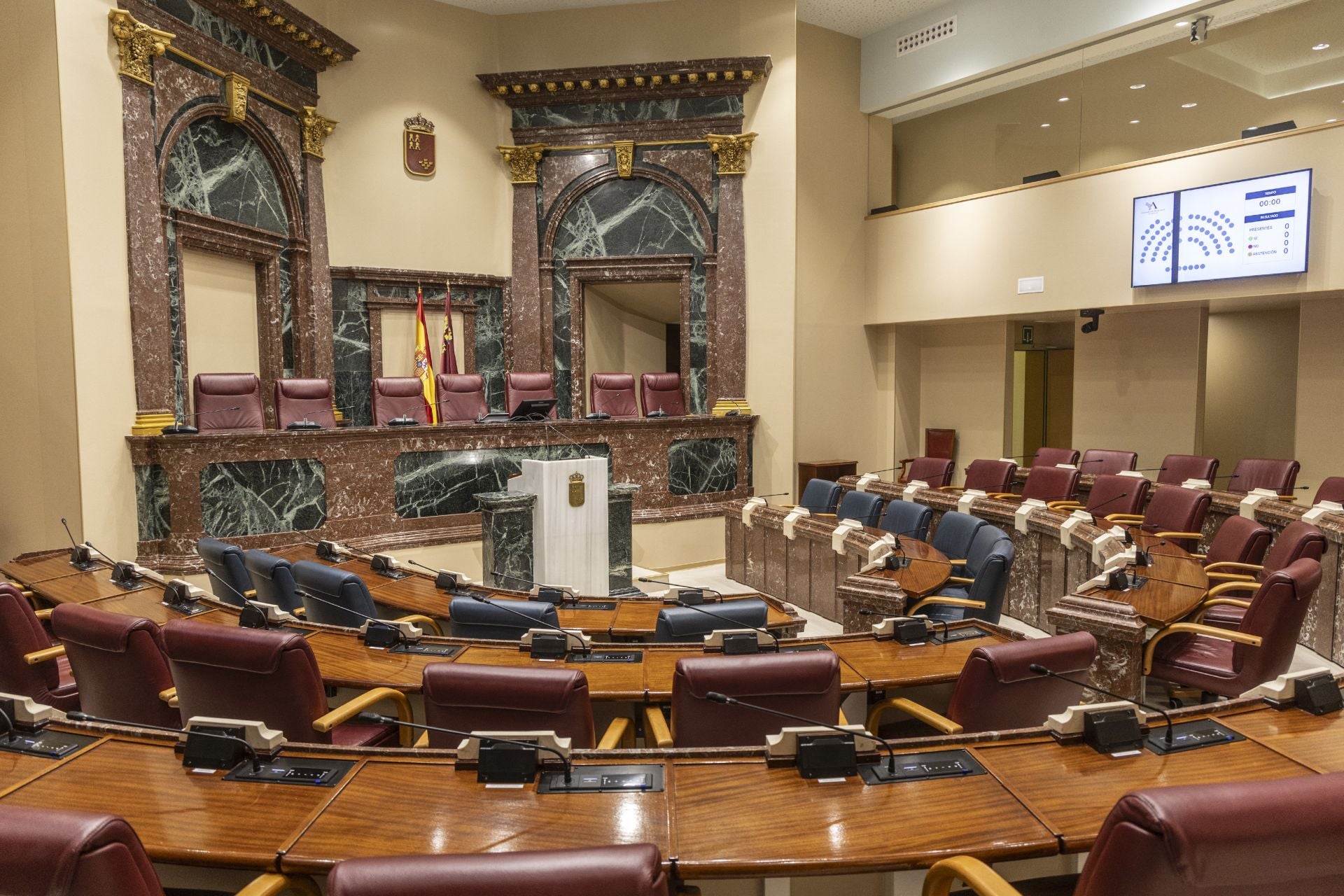 Así ha quedado el hemiciclo de la Asamblea Regional tras las obras, en imágenes