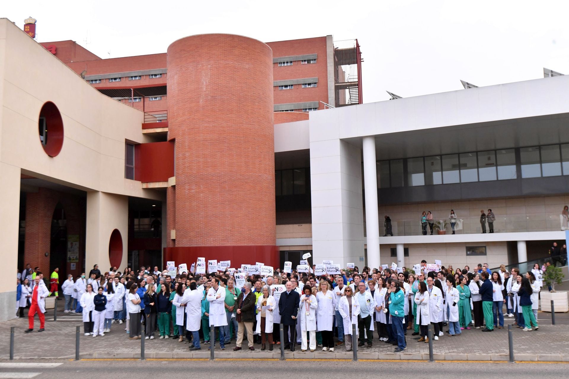 La protesta de los sanitarios por la reforma del Ministerio en La Arrixaca, en imágenes