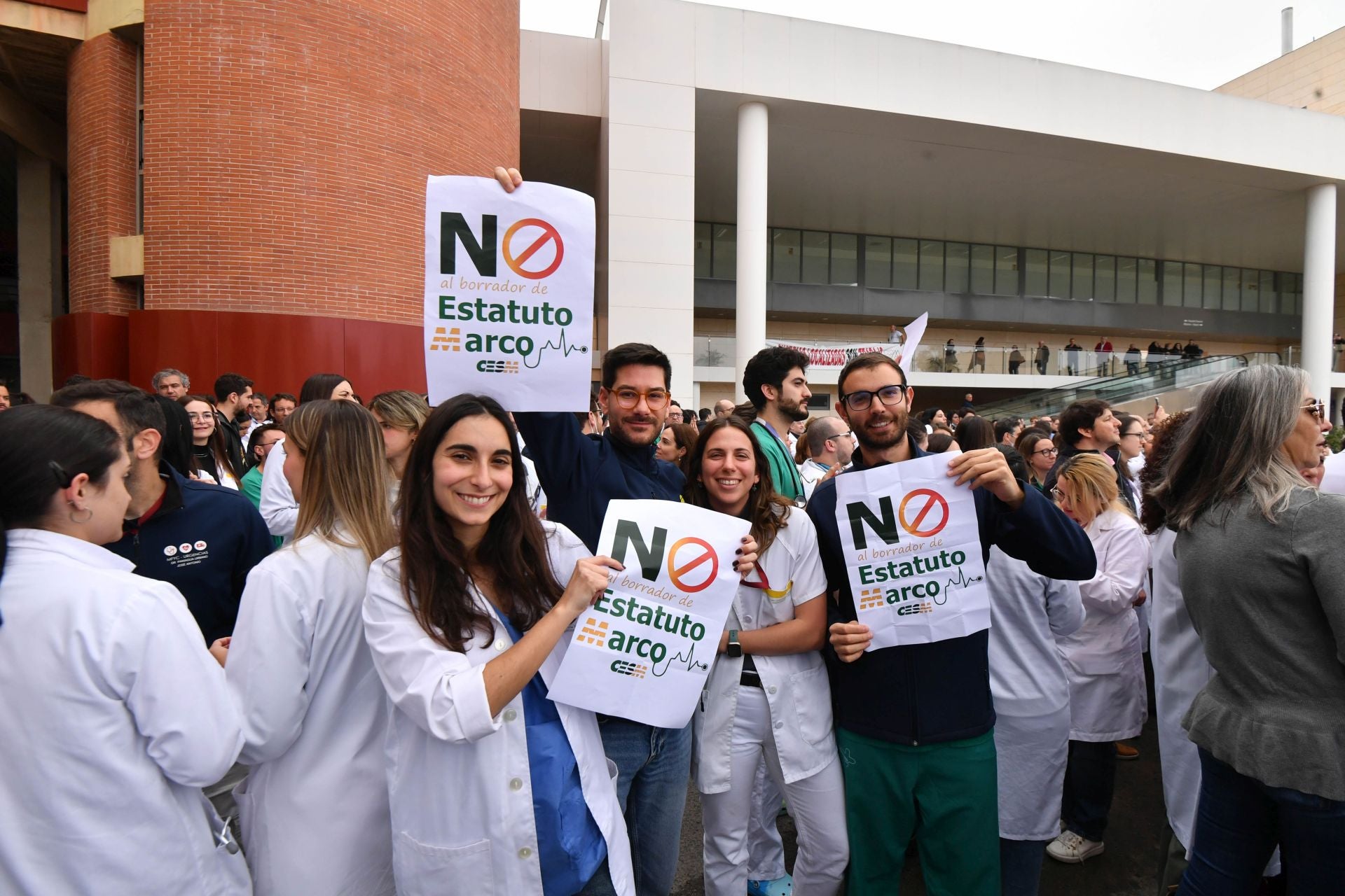 La protesta de los sanitarios por la reforma del Ministerio en La Arrixaca, en imágenes