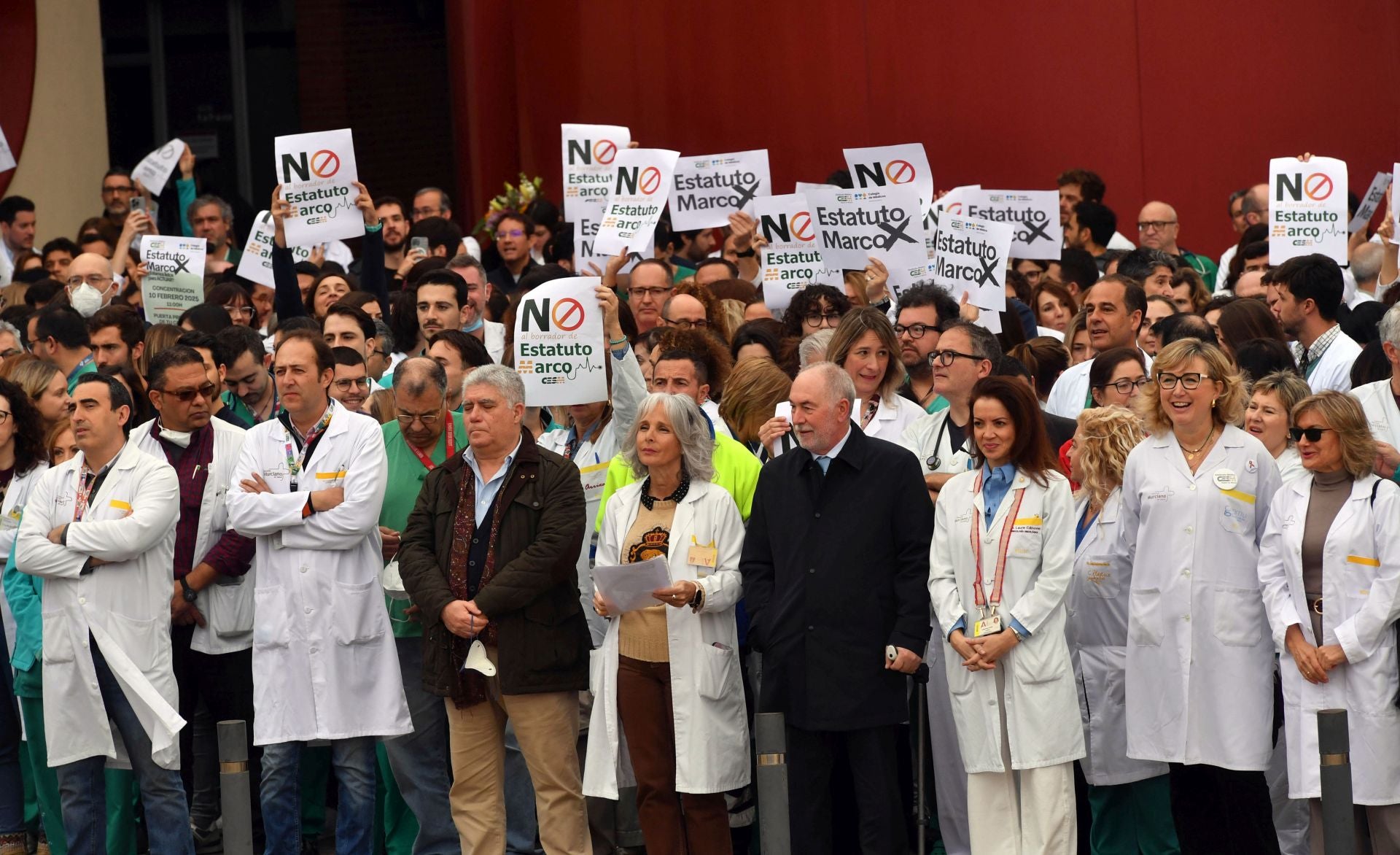 La protesta de los sanitarios por la reforma del Ministerio en La Arrixaca, en imágenes