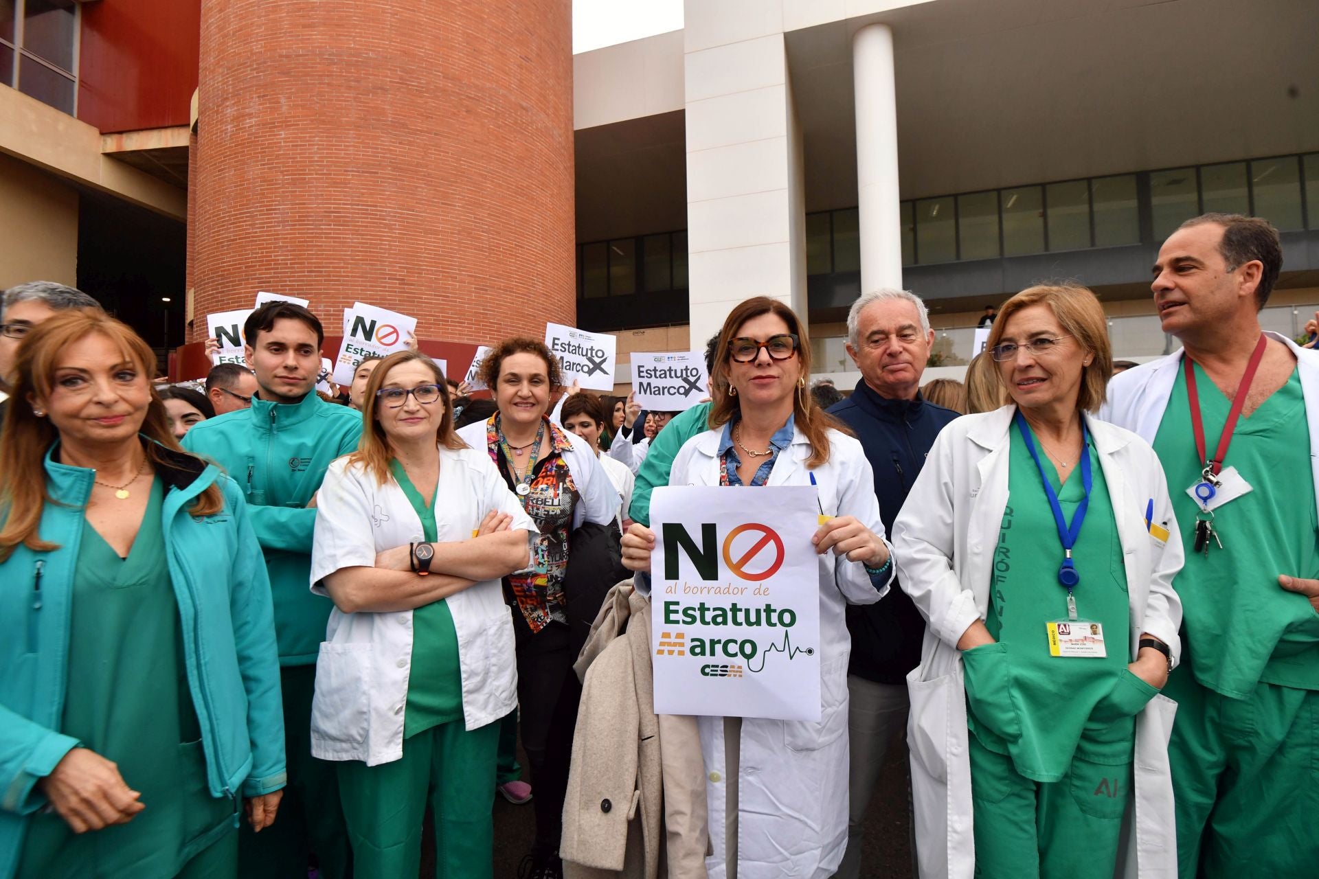 La protesta de los sanitarios por la reforma del Ministerio en La Arrixaca, en imágenes