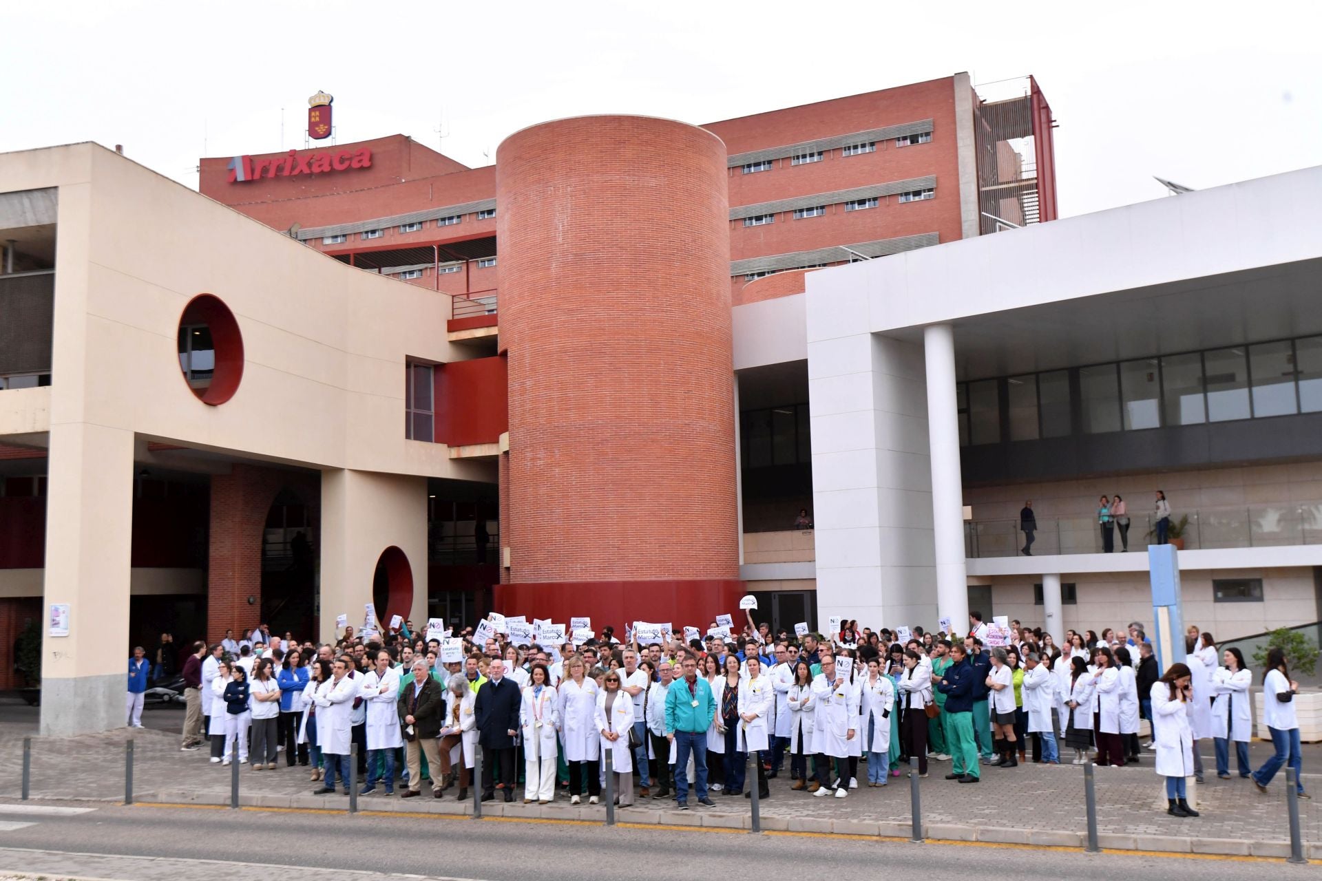 La protesta de los sanitarios por la reforma del Ministerio en La Arrixaca, en imágenes