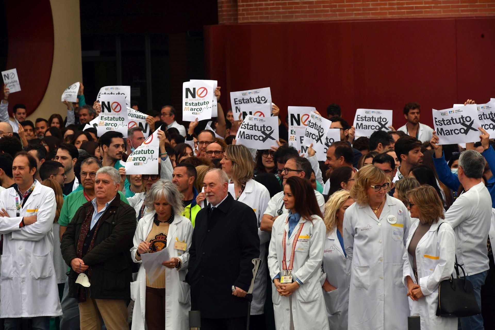 La protesta de los sanitarios por la reforma del Ministerio en La Arrixaca, en imágenes