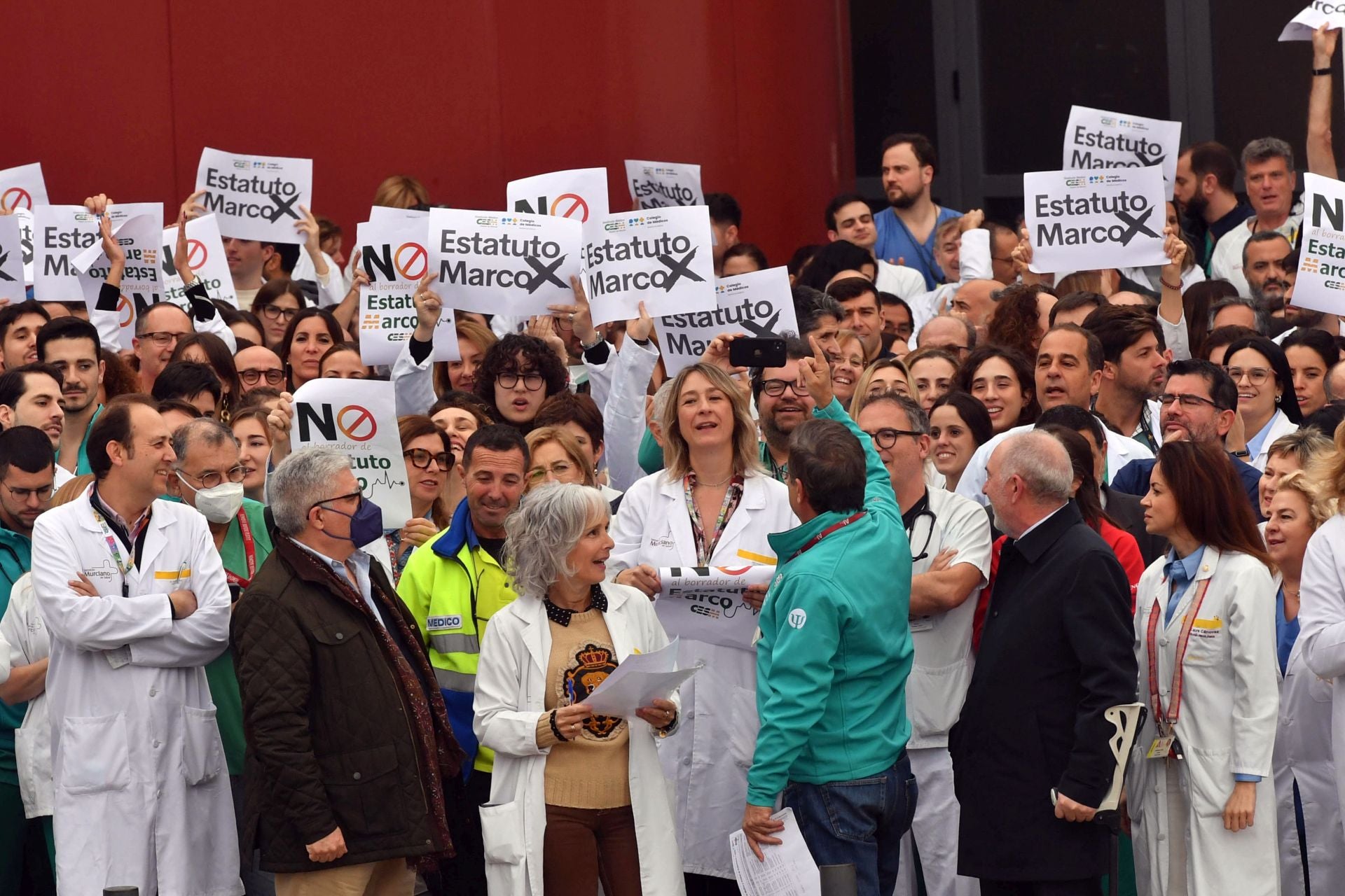 La protesta de los sanitarios por la reforma del Ministerio en La Arrixaca, en imágenes