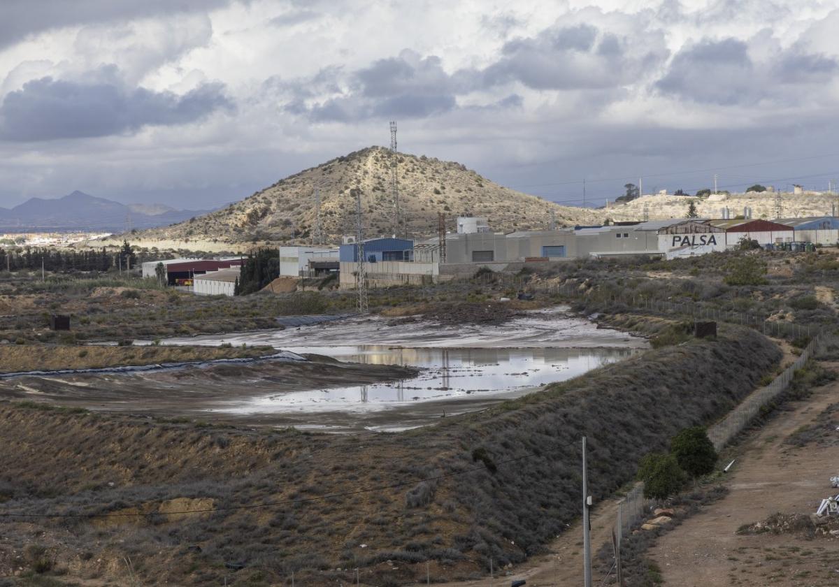 Una de las balsas de Española del Zinc y al fondo el polígono Cabezo Beaza.