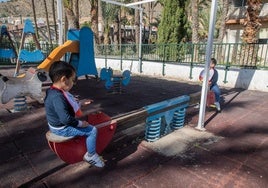 Unos niños juegan en el parque sobre un balancín viejo y remendado, sin ningún sistema de agarre.