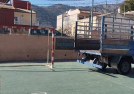 Un camión municipal retira la portería del Rincón de Bonanza.