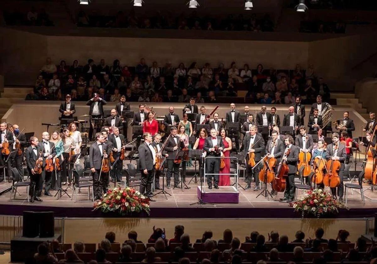 La Orquesta Sinfónica de Torrevieja en una imagen de archivo durante una de sus actuaciones.