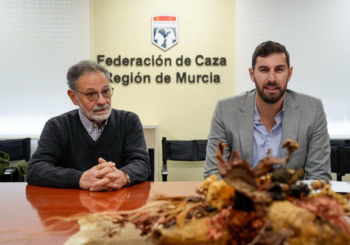 El líder de Vox en la Región, José Ángel Antelo (dcha), junto al presidente de la Federación de Caza de la Región, José Antonio Moreno (izq).