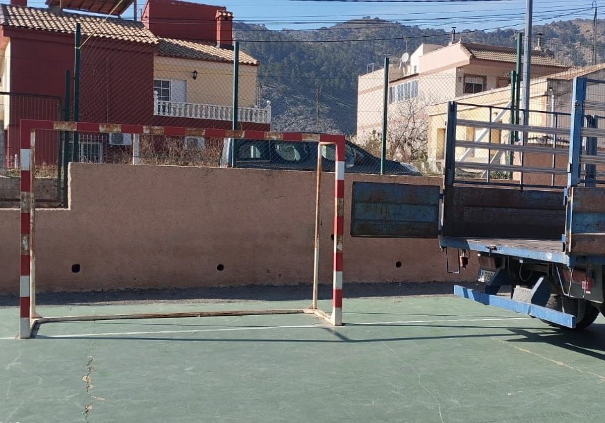 Un camión municipal retira la portería del Rincón de Bonanza.