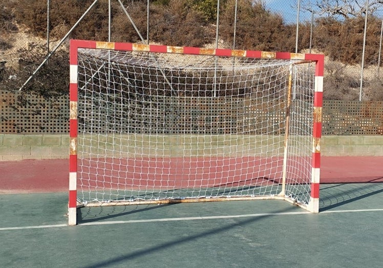 Horas después, la portería apareció en la pista deportiva de La Murada