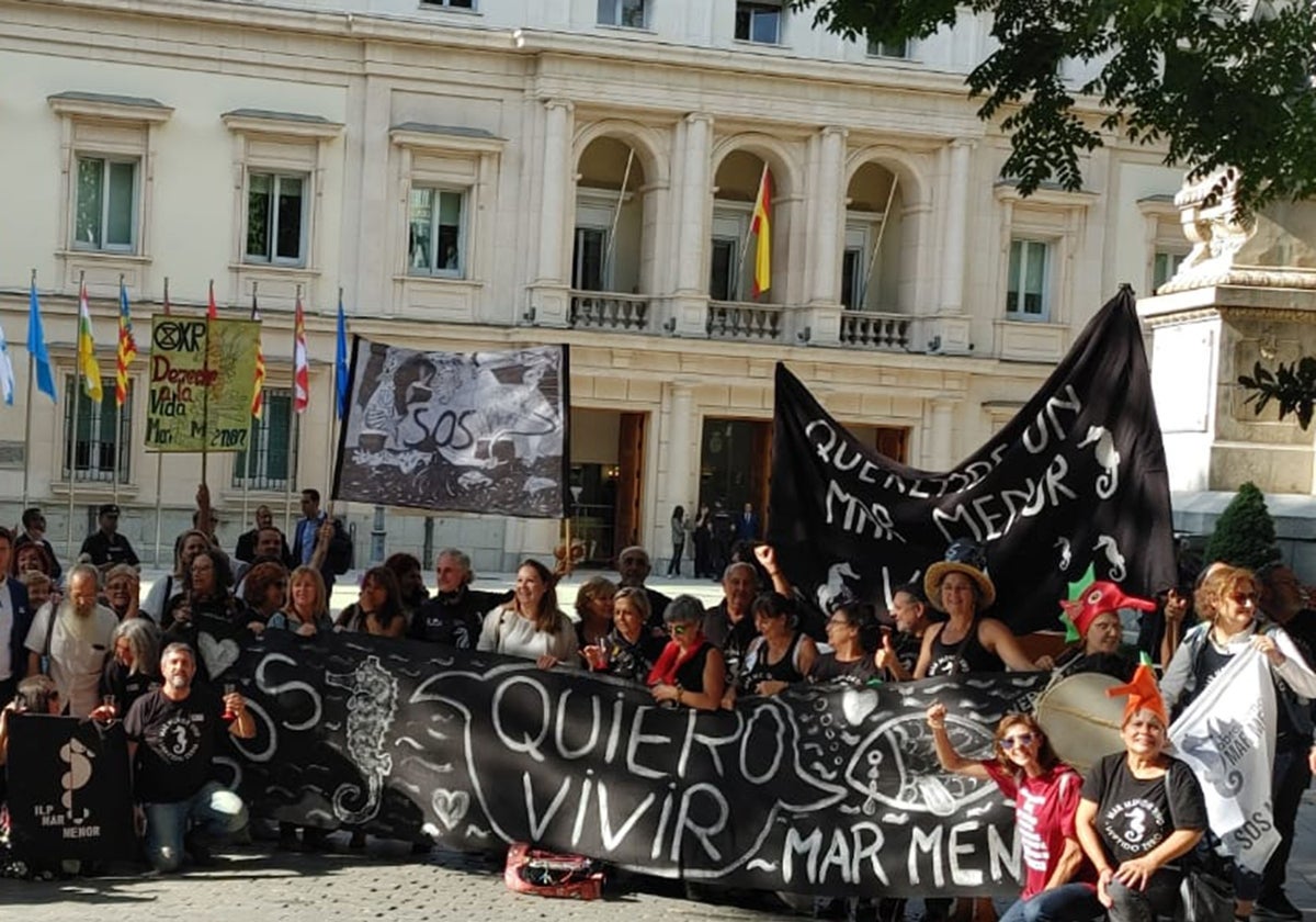 Colectivos vecinales y ecologistas celebran en 2022 la aprobación de la ley de personalidad jurídica del Mar Menor.