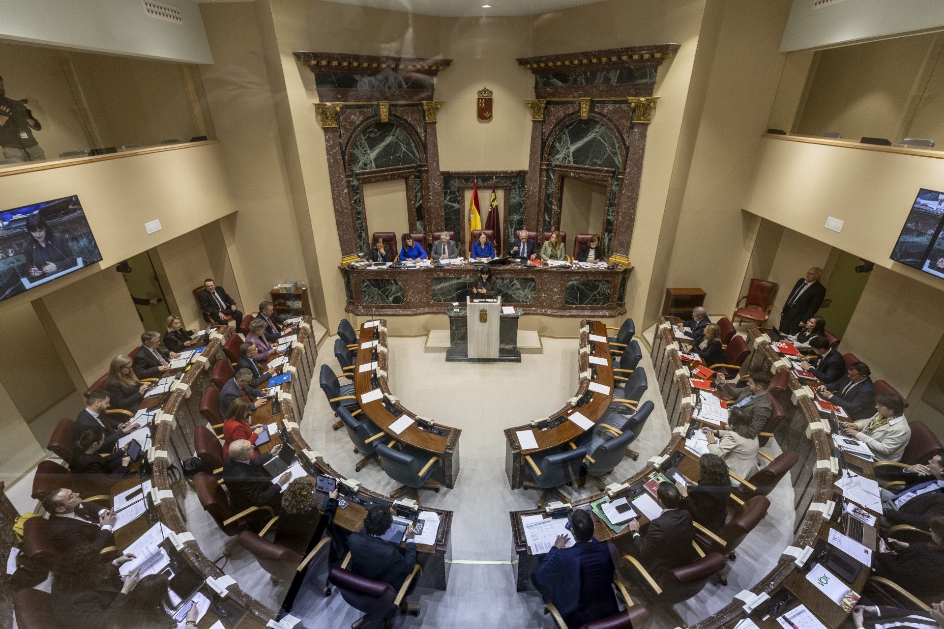 En imágenes, la Asamblea celebra el primer pleno tras su reforma