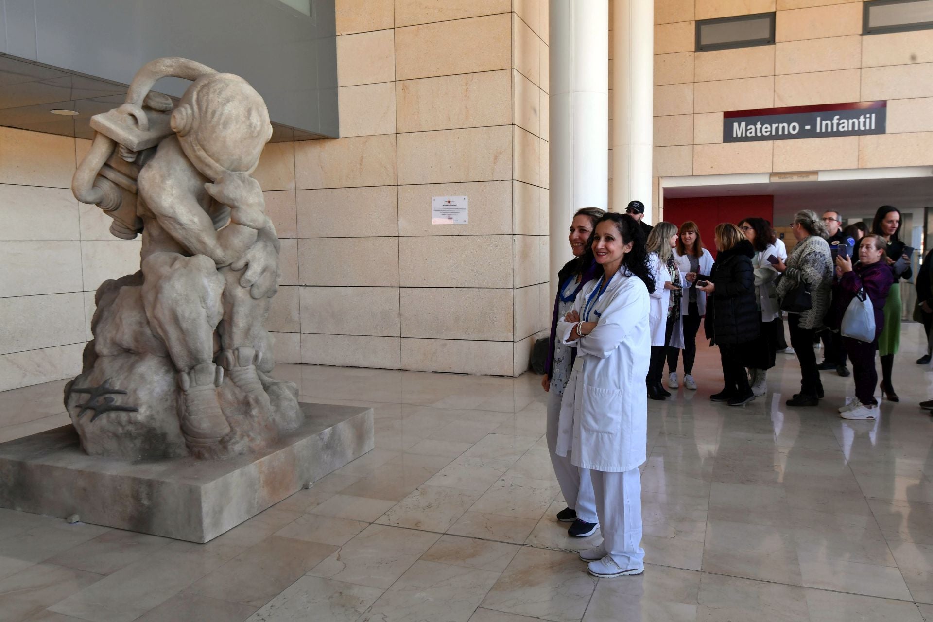 La inauguración de la estatua que conmemora el 50 aniversario de La Arrixaca, en imágenes