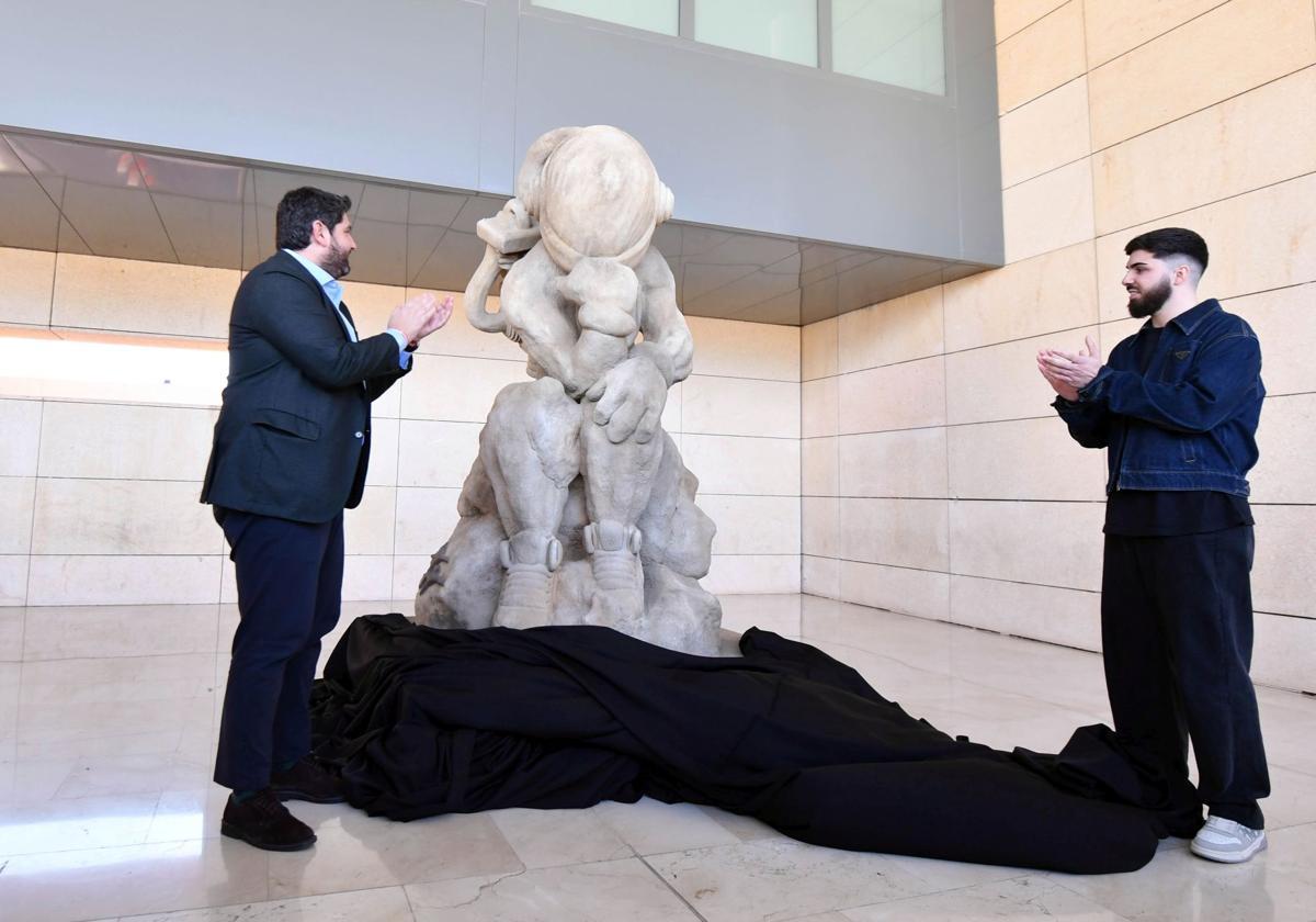 La inauguración de la estatua que conmemora el 50 aniversario de La Arrixaca, en imágenes